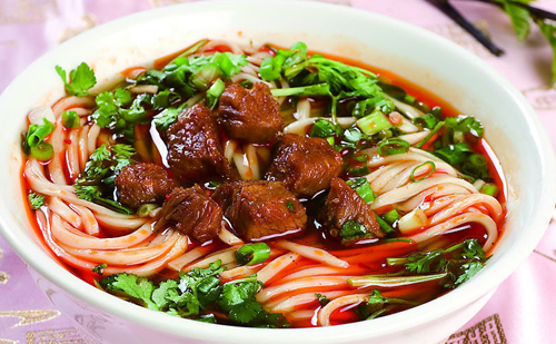 成都美食小吃擔擔麵，鹵汁酥香，鹹鮮微辣