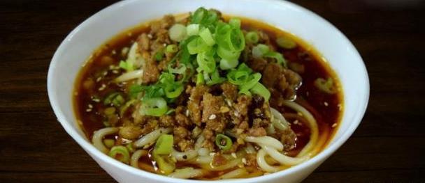 成都美食小吃擔擔麵，鹵汁酥香，鹹鮮微辣