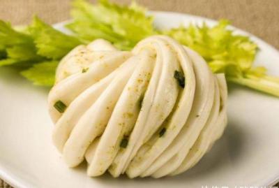 麵食如此做才簡單，不發麵、不用煮，比饅頭好吃，比花卷有嚼勁